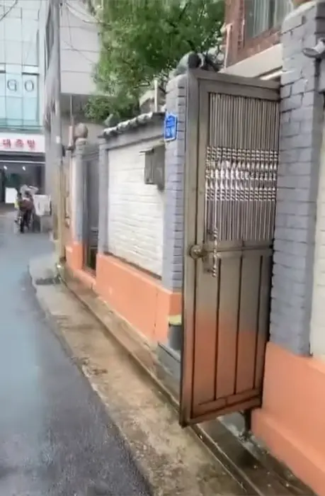 Boyfriend gets kicked off meme | 🤣🤣 | image tagged in memes | made with Piñata Farms meme generator